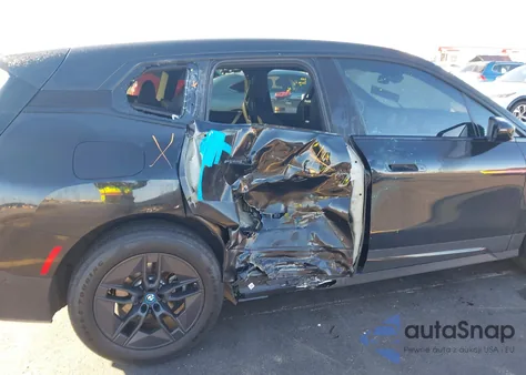 2023 BMW Ix xDrive50 z USA, uszkodzony, nr VIN WB523CF07PCM51181